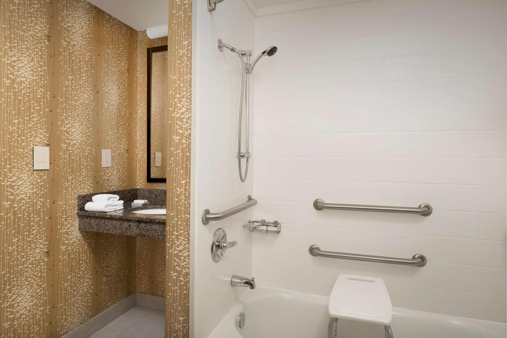 Hilton Garden Inn Charlotte/Мурсвилл Экстерьер фото