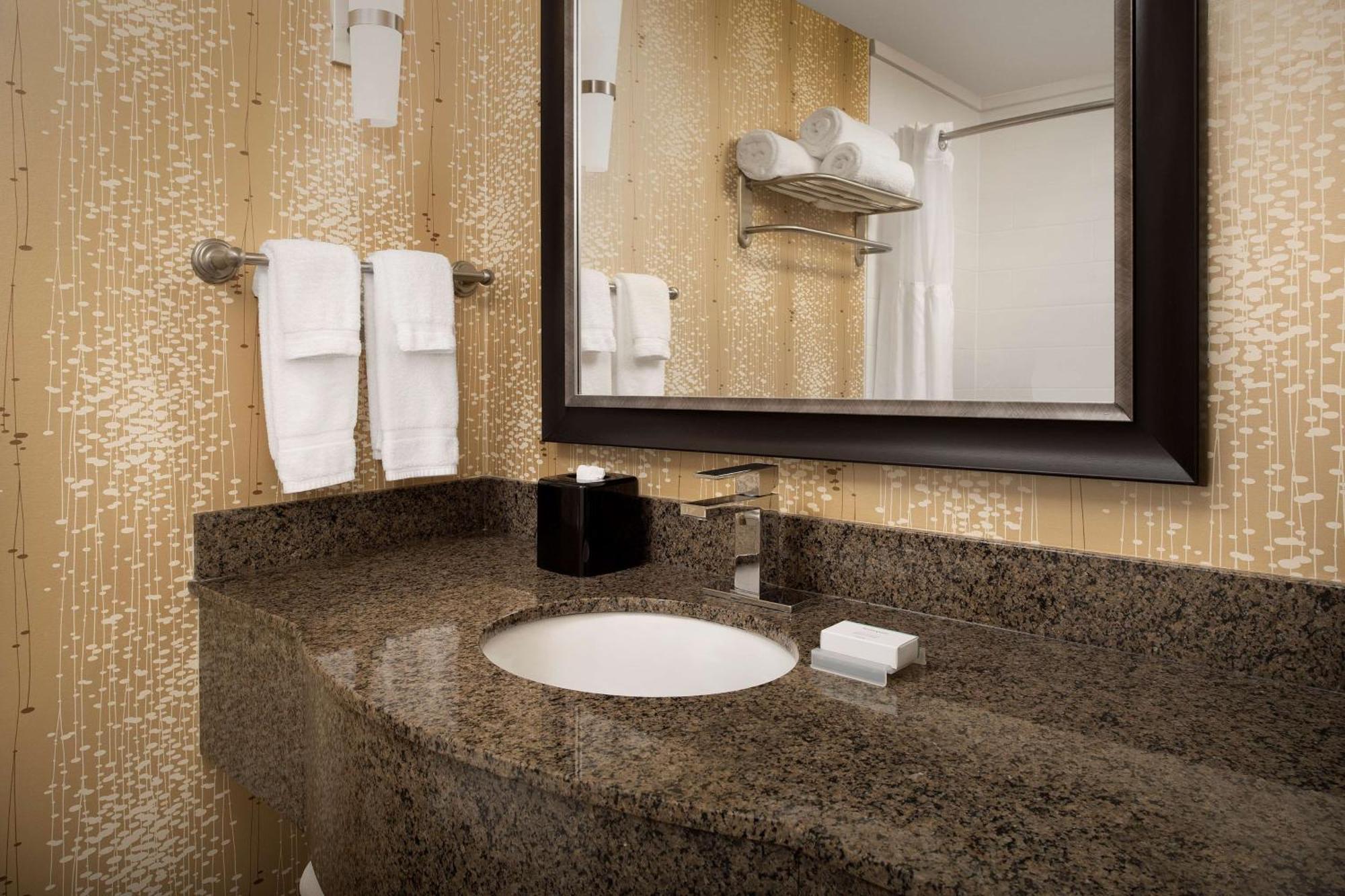 Hilton Garden Inn Charlotte/Мурсвилл Экстерьер фото