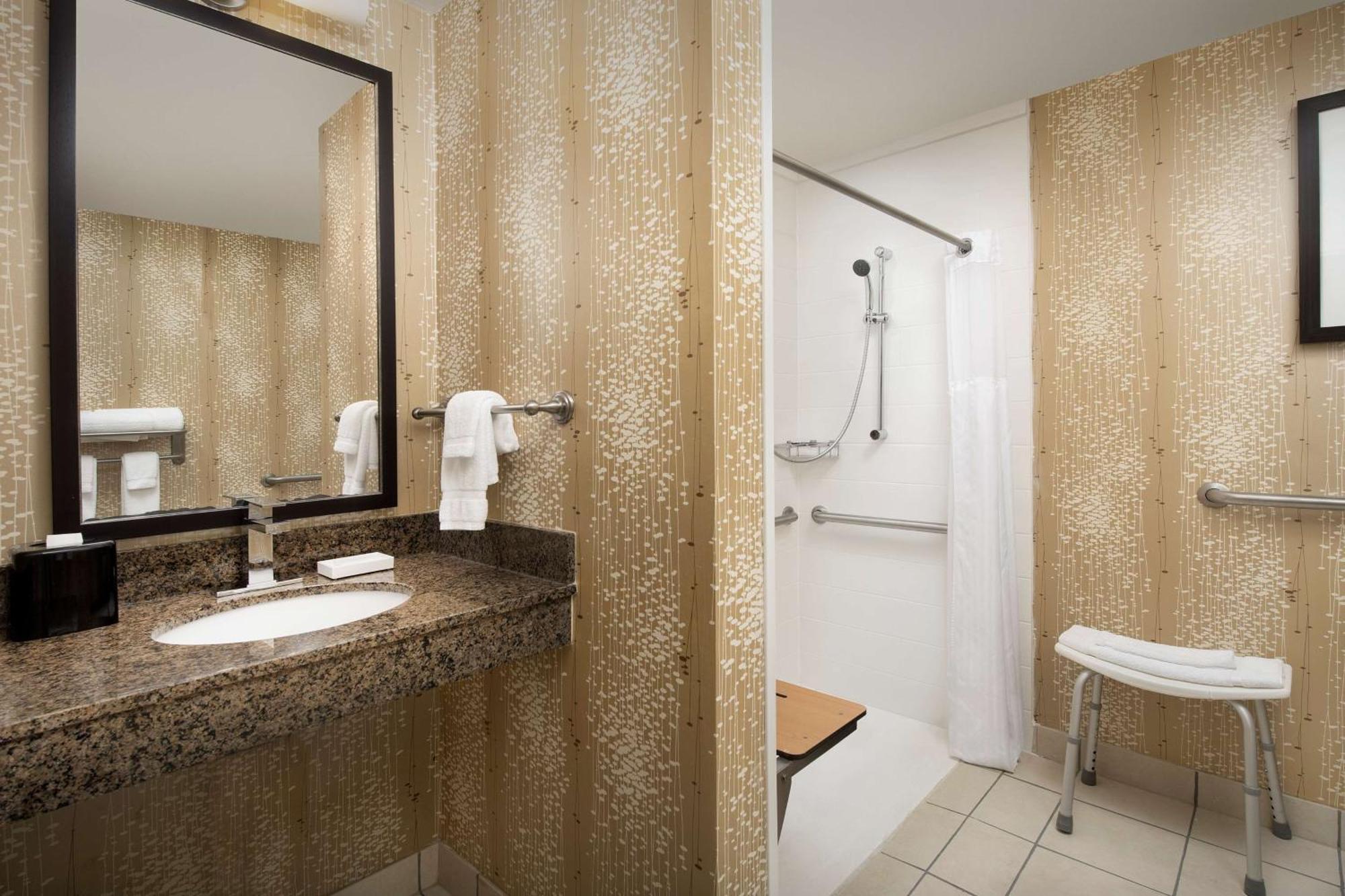 Hilton Garden Inn Charlotte/Мурсвилл Экстерьер фото