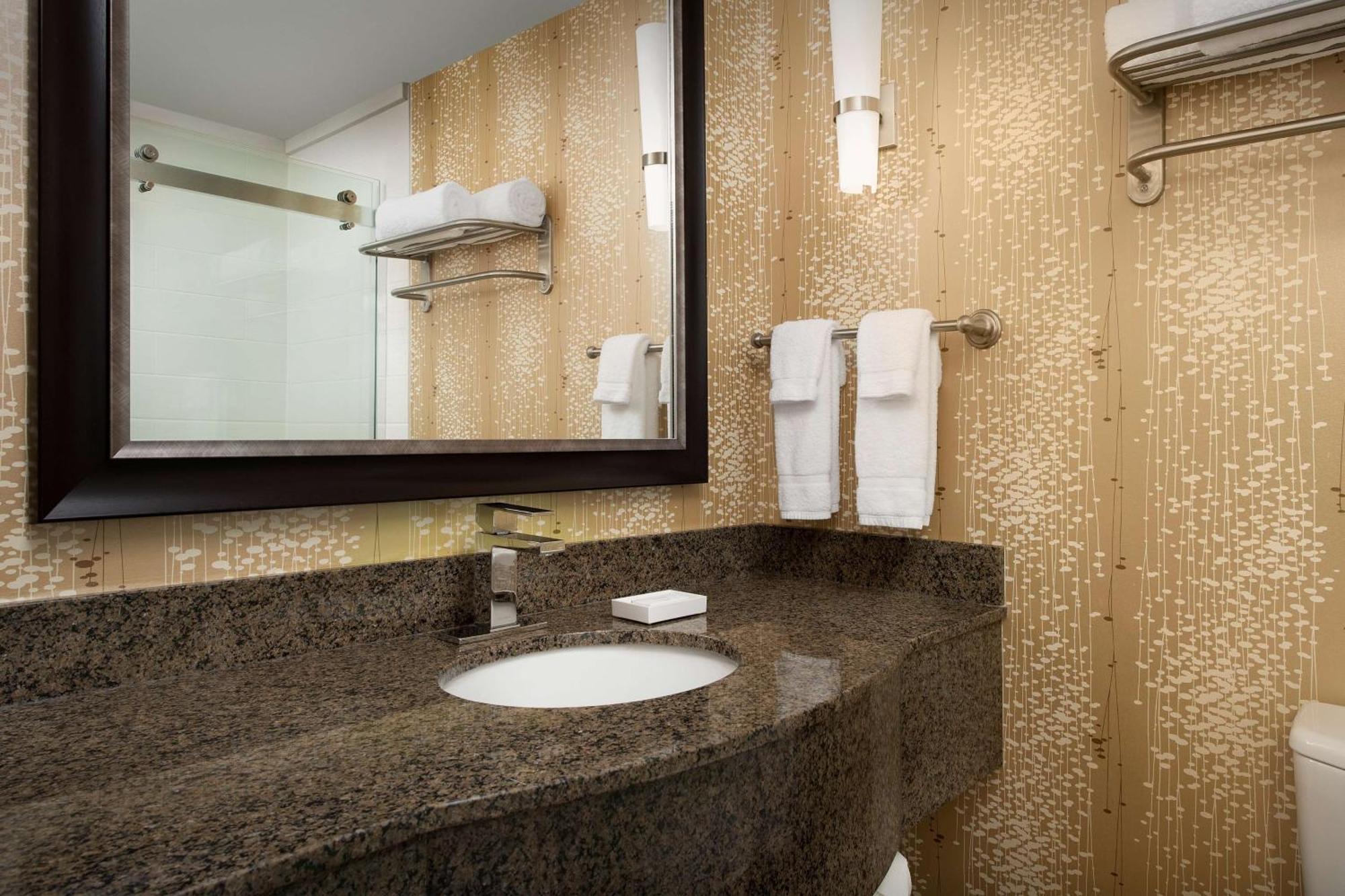 Hilton Garden Inn Charlotte/Мурсвилл Экстерьер фото
